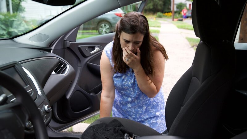 LS Actor Joy Martinez (Kat Lindsay) shocked to see mask and gloves in passenger seat of car – Bild: Discovery Communications, LLC