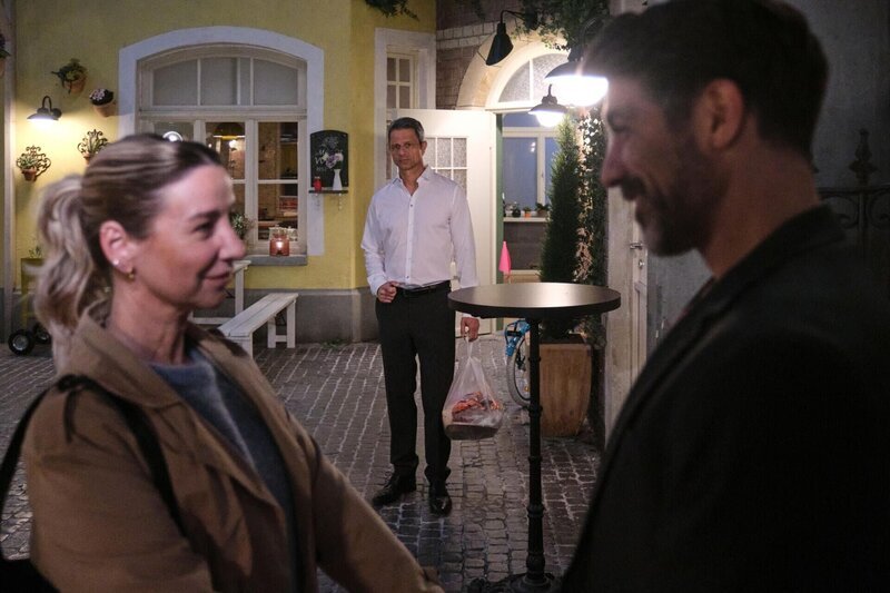 Benedikt (Jens Hajek, M.) versetzt es einen Stich, Ute (Isabell Hertel) so vertraut mit Ferhat (Harun Yildirim) zu sehen. – Bild: RTL /​ Stefan Behrens /​ Der blauäugige Dieb