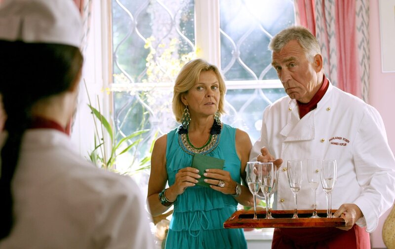 „Soko Kitzbühel“, „Mordsgewinn.“ Christine Reich wird in der Nähe ihres Hauses tot aufgefunden. Es sieht so aus, als wäre sie aufgrund eines Schwindelanfalls gegen einen Felsen gefallen und hätte sich dabei tödlich verletzt. Für die SOKO ist es aber bald klar, dass jemand einen Mord vertuschen wollte. Die Ermittler hoffen, dass Christine Reichs Tochter Jasmin Licht ins Dunkel bringen kann. Tatsächlich erzählt sie vom Immobilienhai Veit Bachmann, der schon lange das Grundstück des Opfers kaufen will, um dort Luxus-Appartements zu errichten. Und dann taucht auch noch der Hinweis auf einen Lottoschein auf, mit dem Reich offenbar eine hohe Summe gewonnen hat. Doch die wahren Hintergründe für die Tat liegen in der Vergangenheit der Verstorbenen, an die sich der pensionierte Inspektor Grabner noch gut erinnern kann. Damals hat nämlich ein spektakulärer Autounfall die Behörden sehr beschäftigt.Im Bild (v.li.): Iréna Flury (Jasmin Reich), Andrea L’Arronge (Gräfin Schönberg), Heinz Marecek (Hannes Kofler). – Bild: ORF/​BEO-Film/​Stella von Saldern