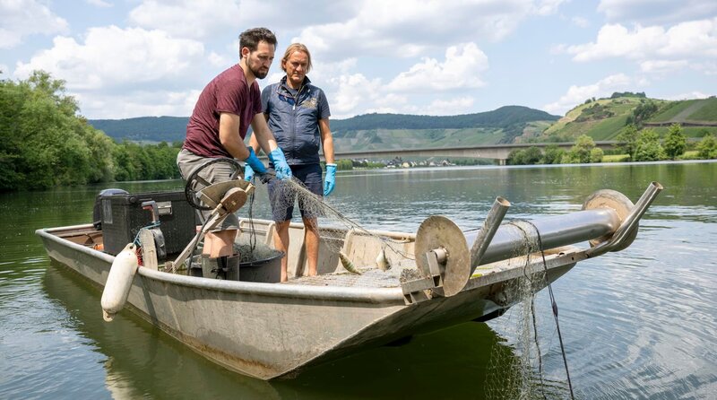 Frank Buchholz (r) mit Moselfischer Thomas Weber. – Bild: WDR/​Melanie Grande