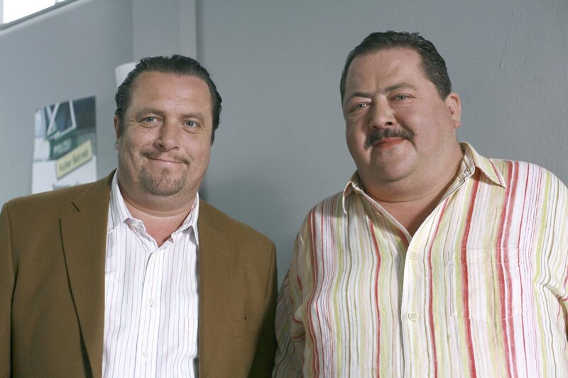 Korbinian Hofer (Joseph Hannesschläger, r.) reist im Namen Rosenheims durch die Partnerstädte, während sein Kommissarskollege Florian Prantl (Andreas Giebel) an seiner Stelle auf Möderjagd geht. – Bild: ORF 2