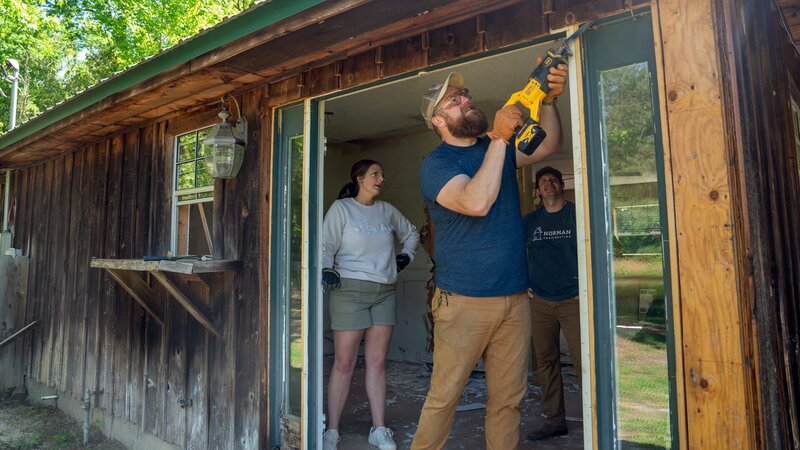 Ben Napier, Chris Miller, Katie Hinton, Gut Kitchen, as seen on Home Town, Season 8. – Bild: Warner Bros. Discovery