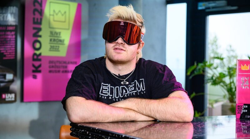 Ski Aggu erzählt, wie er sich beim Gewinn seiner ersten „1LIVE Krone“ gefühlt hat. – Bild: WDR/​Thomas von der Heiden