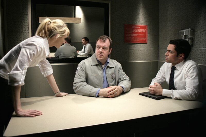 Fühlen Bernie (Rob Nagle, M.) auf den Zahn: Lilly (Kathryn Morris, l.) und Scott (Danny Pino, r.) … – Bild: Warner Bros. Television