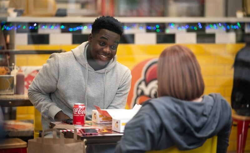 Nachdem sie in London angekommen sind, gehen Jaheim (Josh Tedeku) und Beatrix (Tallulah Greive) noch zusammen essen. – Bild: ZDF und Jonathan Birch