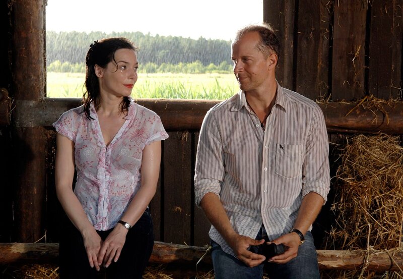 15 Uhr im Ersten. Katja Stein (Julia Stemberger, l.) und Stefan Hagen (Jochen Horst, r.) werden bei einem gemeinsamen Ausritt von einem Unwetter überrascht. Völlig durchnäßt suchen sie in einer Scheune Unterschlupf. – Bild: ARD/​Claudius Pflug