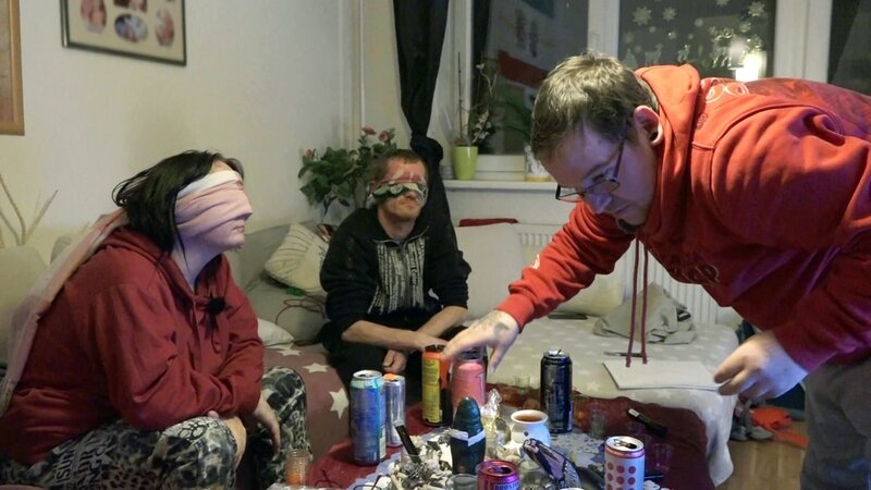 Maik (re.), Janett und Kai starten eine Energy-Challenge. – Bild: RTLZWEI