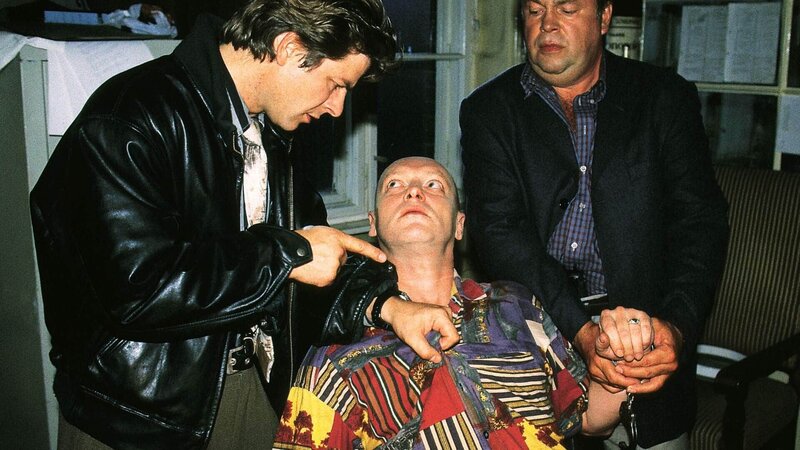Die beiden Kommissare Kehler und Wolniak (Wolfgang Bathke, re., Uwe Fellensiek) haben Kurt Kolberg (Jürgen Bierfreund) festnehmen können. Der ehemalige Komplize zweier Drogenhändler soll die beiden auf eine heisse Spur führen. – Bild: TVNOW