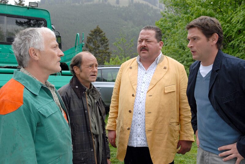 Die beiden Cops Korbinian Hofer (Joseph Hannesschläger, 2.v.r.) und Christian Lind (Tom Mikulla, r.) verhören Berthold Mader (Gerhard Acktun, l.) und Herbert Kreiling (Mats Reinhardt, 2.v.l.), denn die beiden haben mit dem Ermordeten in der Tatnacht Karten gespielt. – Bild: ORF 2