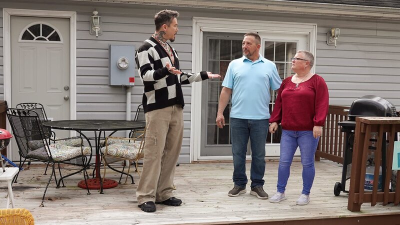 David Bromstad (l.) with the new house owners. – Bild: Warner Bros. Discovery