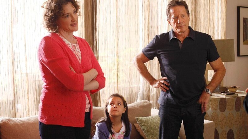 Die Fassade des angeblichen Familienglücks beginnt zu bröckeln: Es stellt sich heraus, dass Pamela (Joan Cusack) und Kevin Burton (Peter Strauss) ihrer Adoptivtochter Mackenzie (Bailee Madison) einen Computerchip in den Arm implantieren ließen. – Bild: RTL /​ NBC Universal