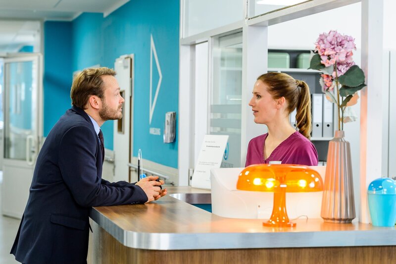 Betty (Bettina Lamprecht) gerät aufgrund seiner Sparmaßnahmen erneut mit Jan Petersen (Matthias Ziesing) aneinander. Er kann ihren Ärger jedoch nicht verstehen. – Bild: ZDF/​Willi Weber