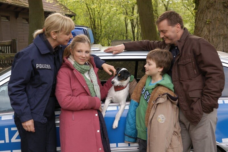 Familie Andresen ist stolz auf ihren intelligenten Vierbeiner, der – über einige Hürden hinweg – die Diensthundeprüfung bestanden hat. (v.l.: Pia Andresen (Sabine Kaack), Merle: (Iris Mareike Steen), Hanno (Julius Römer), Stefan (Burkhard Schmeer). – Bild: port.hu