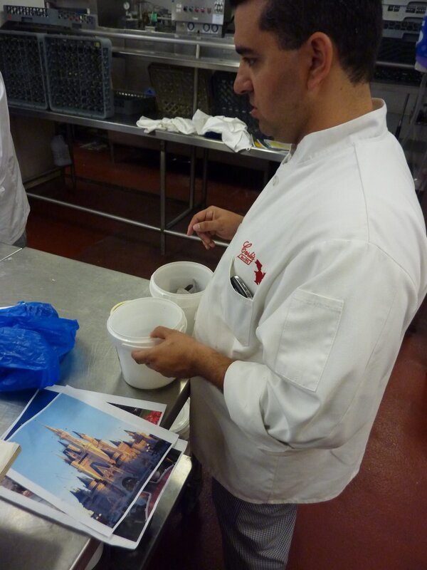 Buddy works on the birthday cake for his daughter Sofia. – Bild: Copyright: Discovery Communications, Inc. For Show Promotion Only