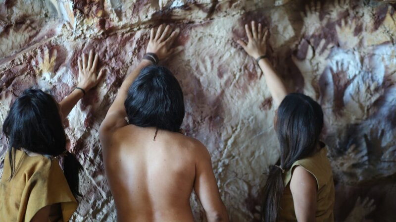 In der Cueva de las Manos, der Höhle der Hände, in Süd-Argentinien wurden neben anderen Malereien unzählige Handabdrücke von Menschen gefunden. Diese Höhlenmalerei wird auf 7000 bis 1000 vor Christus datiert. – Bild: phoenix/​ZDF_1491 Productions Inc.