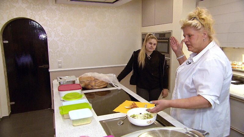 Unterdessen sorgt der Streit zwischen Mama Silvia und Estefania für Chaos.. – Bild: RTLZWEI