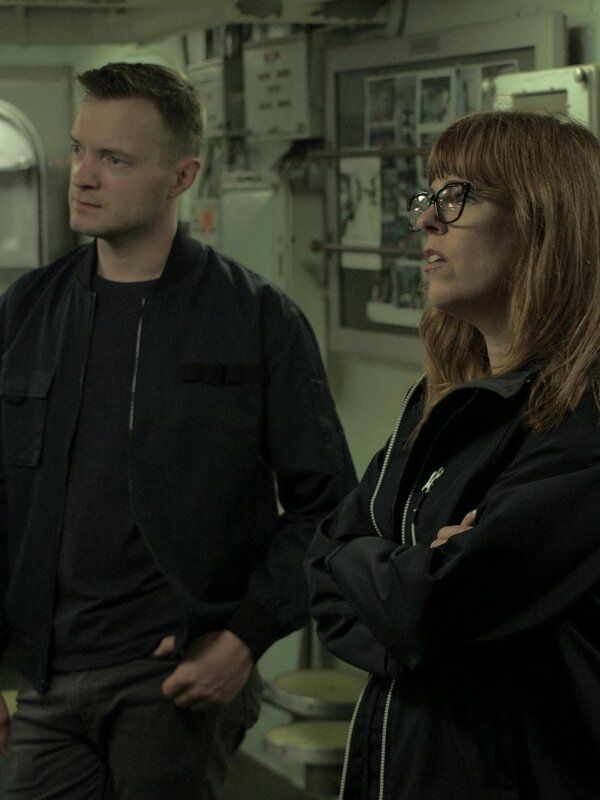 Paranormal Investigators Amy Bruni and Adam Berry, in Mess Hall, on USS Salem in Quincy, MA – Bild: Travel Channel. /​ Scripps (Focus): TKSP502_17 /​ Travel Channel.