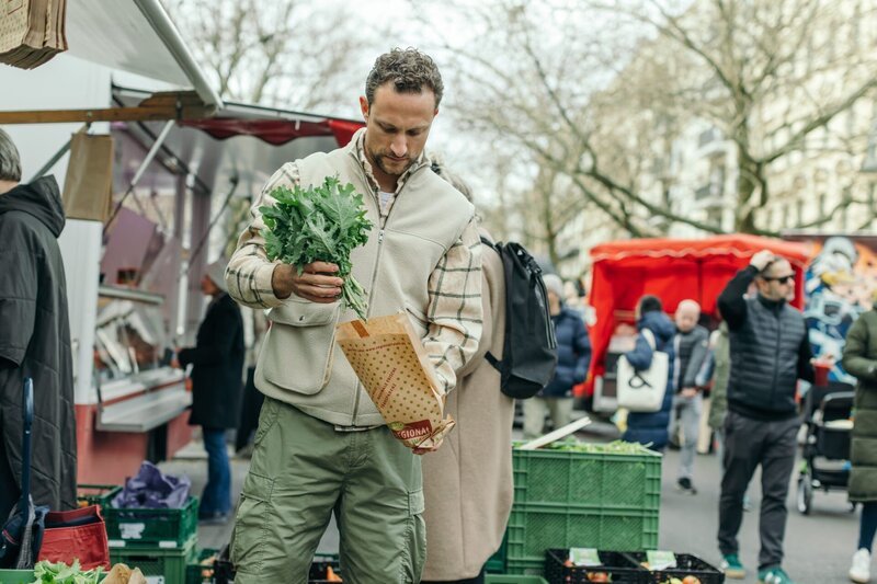 Frische Lebensmittel sind ein essenzieller Baustein in Lukas’ Longevity-Speisplan. Sein Gemüse kauft er auf dem Biomarkt. – Bild: ZDF und Jens Gyarmaty