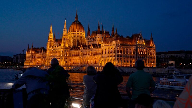 Vorbei an der prächtigen Kulisse Budapests flussabwärts Richtung Donaudelta – Bild: NDR