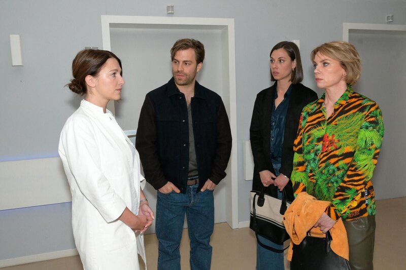 Lilly (Iris Mareike Steen), Julian (Onno Buß), Matilda (Anna-Katharina Fecher) und Yvonne (Gisa Zach) müssen bangen. – Bild: RTL /​ Rolf Baumgartner /​ High Noon