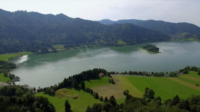 Bayrische Inselgeschichten – Staffelsee Der Staffelsee mit der Insel Wörth – Bild: SRF/​BR/​TELLUX FILM GmbH
