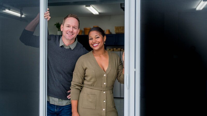 Brian and Mika Kleinschmidt posing on the set during the reveal! – Bild: 2023, Discovery, Inc. All Rights Reserved.