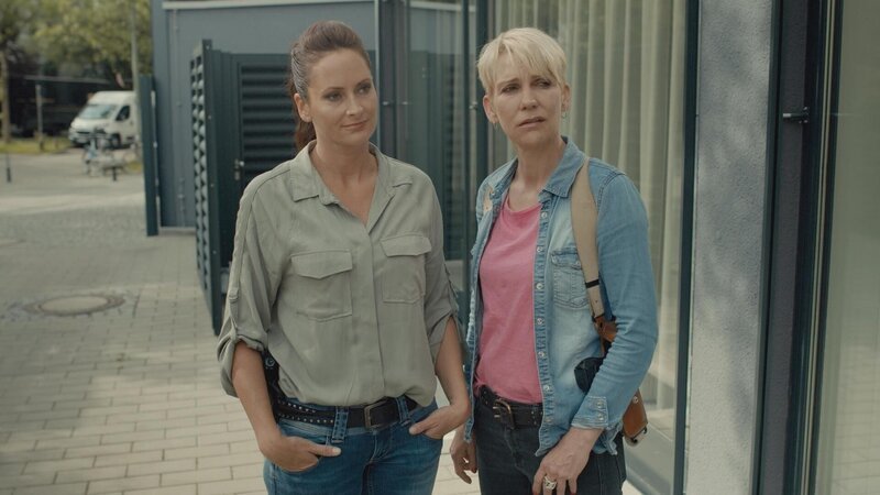 Daniela Stamm (l.); Alexandra Rietz (r.) – Bild: SAT.1