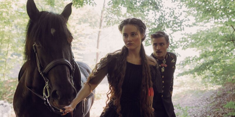 Sisi (Dominique Devenport, l.) weicht der emotionalen Konfrontation mit Kaiser Franz aus (Jannik Schümann, r.). – Bild: ORF/​Beta Film/​RTL/​Story House Pictures/​Louis-Zeno Kuhn