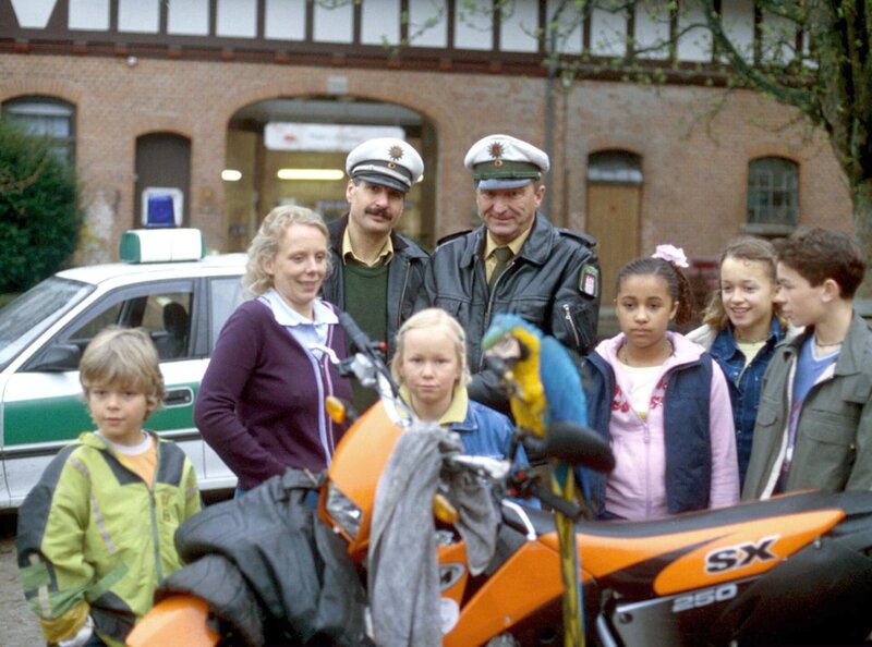 Moritz (Alexander Löffler), Claudia (Birgit Bockmann), Merle (Elisa Pries), Rose (Fereba Kone), Diana (Clara Paulina Wisch), Niklas (Nikla Pries). – Bild: NDR/​Televersal