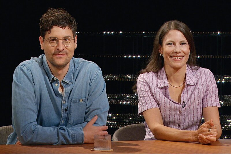Sonia Kälin, vierfache Schwingerkönigin (r.), und Linus Schöpfer, Historiker und Journalist (l.) – Bild: SRF