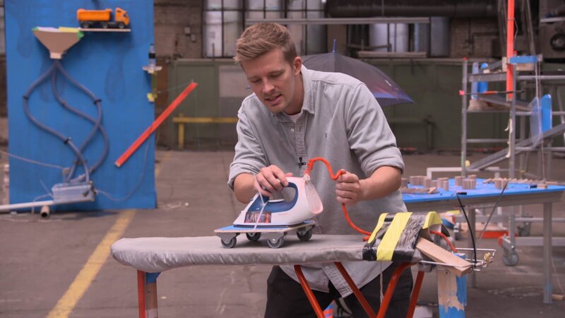 LÄUFT!-Moderator Christian Loß baut an der KettenreAh!ktion. – Bild: WDR