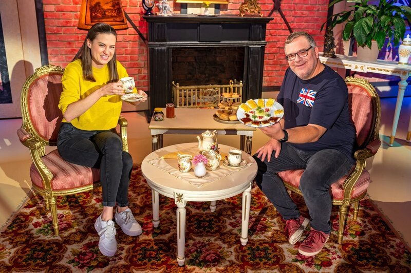 Studiogast Rachel Stewart ist britische Journalisten und plaudert mit Elton über das Vereinigte Königreich. – Bild: ORF/​ZDF/​Ralf Wilschewski
