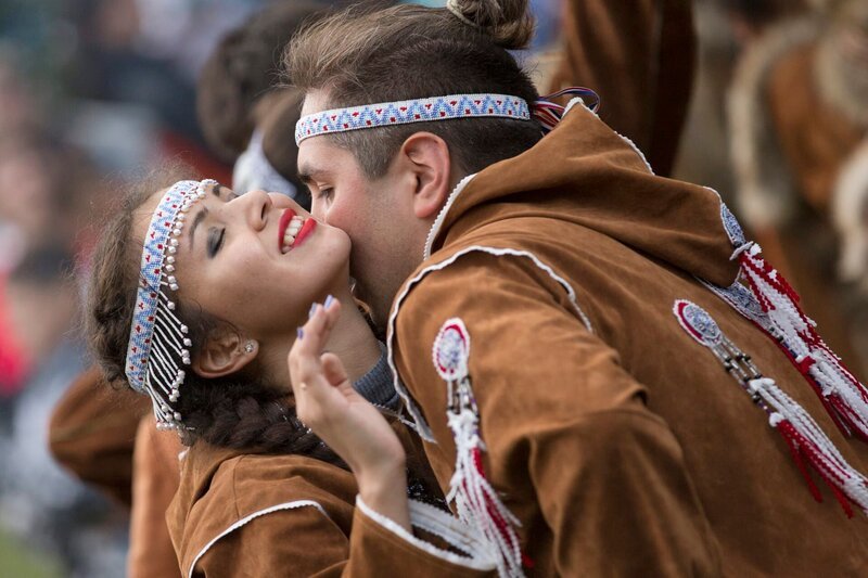 Kamchatka, Eastern Russia – An Indigenous Kamchatkan couple participate in a dance marathon that carries on through the night, lasting up to 16 hours. The dance moves imitate nature: Ravens, bears, gulls and especially Salmon. – Bild: National Geographic