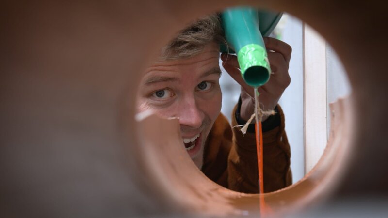 LÄUFT!-Moderator Christian Loß behält den Durchblick. – Bild: WDR/​ Alex J Moll