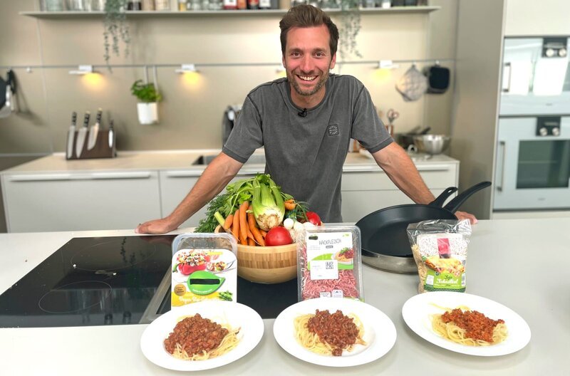 Daniel Aßmann macht den Spaghetti Bolognese-Test mit veganem Hack. – Bild: rbb/​WDR/​Bavaria Entertainment GmbH/​Lukas Feyder