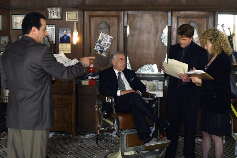 Im Auftrag des gefürchteten Mafia-Paten Salvatore Lucarelli (Philip Baker Hall, Mi.) beginnt Monk (Tony Shalhoub) mit den Ermittlungen im Fall von fünf ermordeten Gangstern in einem Friseursalon. – Bild: SUPER RTL