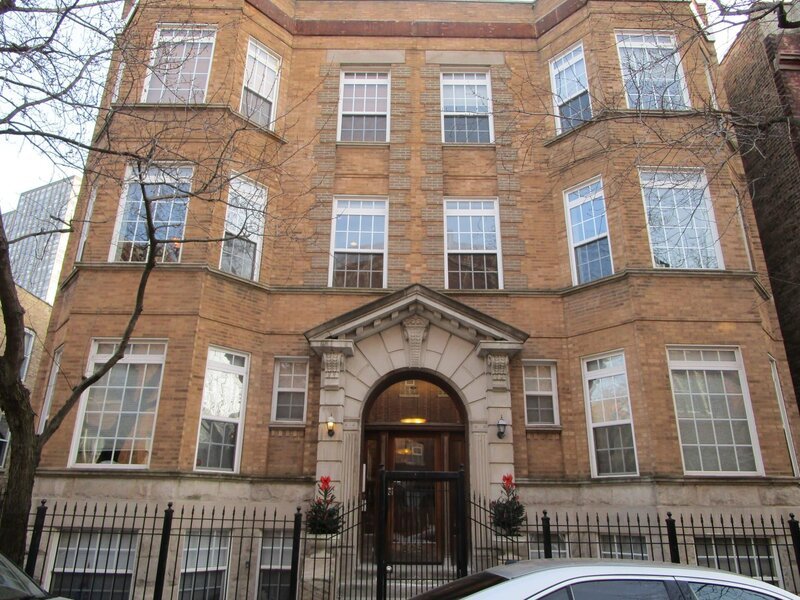 As seen on House Hunters, Ann Bennett is looking for her first home in Chicago, and loves the curb appeal of this vintage condo. – Bild: HGTV/​Scripps Networks, LLC