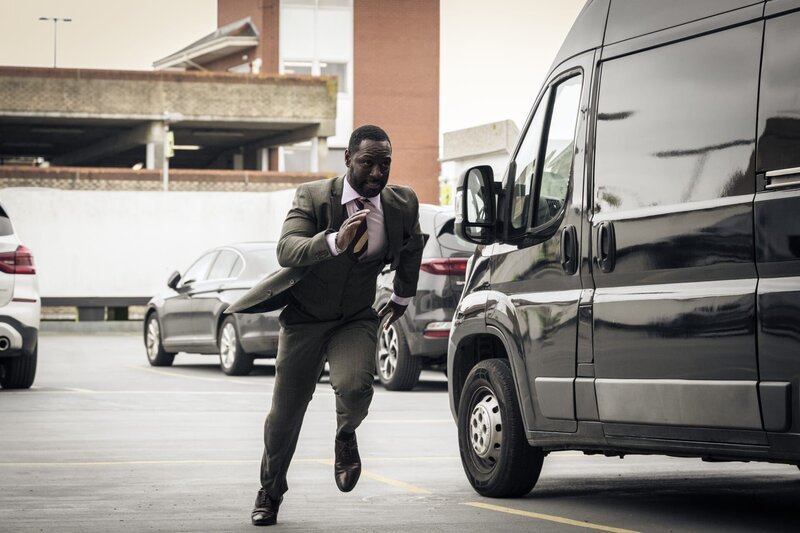 DS Glenn Branson (Richie Campbell) versucht verzweifelt, weiteres Blutvergießen zu verhindern. – Bild: Sally Mais /​ ZDF