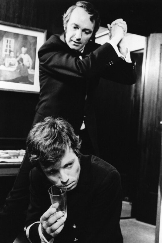 NDR Fernsehen HAMBURG TRANSIT, „Der Blechsarg“. Als Martin Denck am verdächtigen Glas schnuppert, versetzt ihm Werner Engelhard einen betäubenden Schlag. – Bild: NDR/​Lilo-Foto