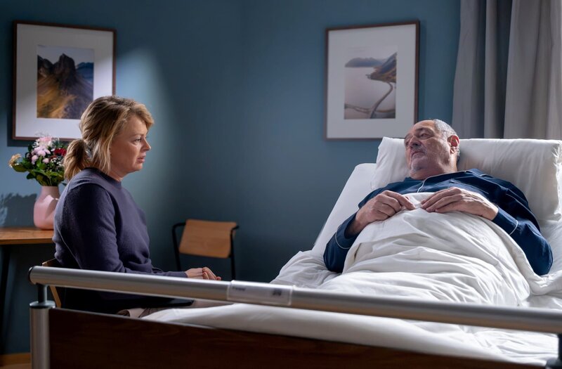 Ina Schulte (Isabell Gerschke) muss nicht nur die Diagnose eines unheilbaren Darmkrebses bei ihrem Vater Ewald Schulte (Jürgen Haug) verkraften, sondern auch seine beginnende Demenz akzeptieren. – Bild: MDR/​Saxonia Media/​Sebastian Kiss