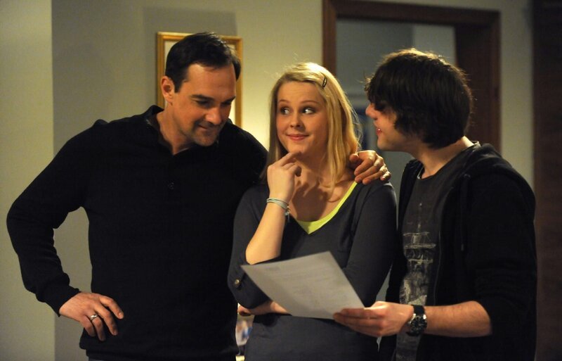 Trixi und Korbi freuen sich über ihre gute Beurteilung beim Baby-Projekt. Von links: Mike (Harry Blank), Yvonne Preissinger (Alexa Eilers) und Korbinian Vogl (Marco Bretscher-Coschignano). – Bild: BR/​Marco Orlando Pichler