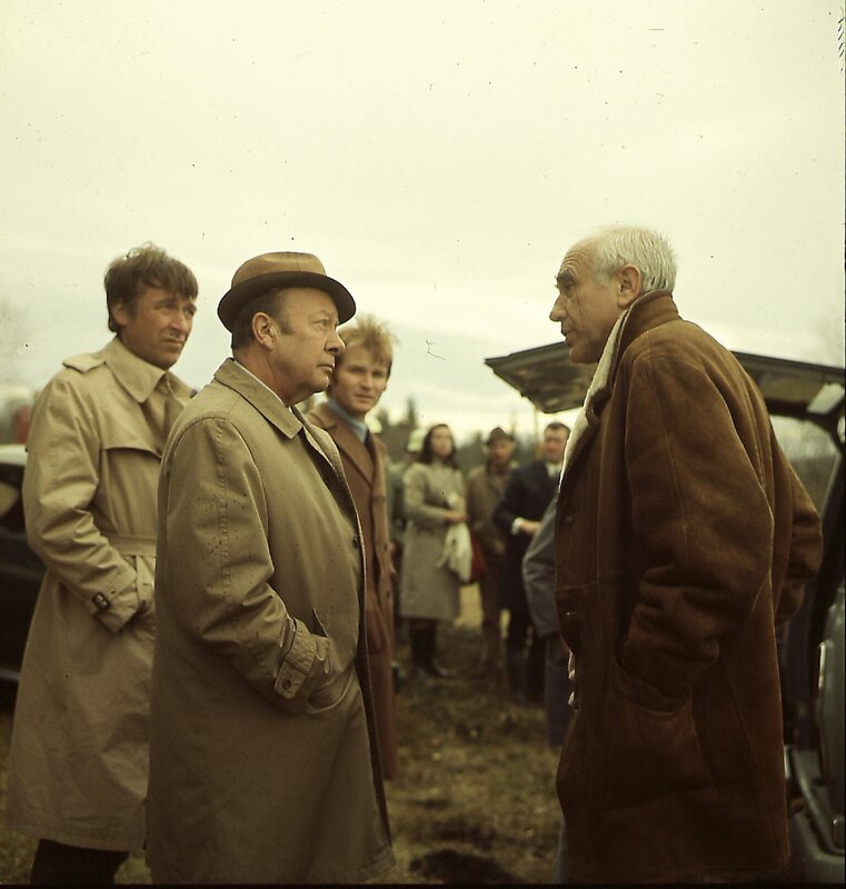 In der Nähe des Tatortes hat der Arzt Dr. Strebel (Charles Regnier, re.) ein Wochenendhaus. Kommissar Keller (Erik Ode) bittet ihn, bei der Aufklärung behilflich zu sein. – Bild: ZDF und Neue Münchner Filmproduktion /​ Neue M¸nchner Filmproduktion