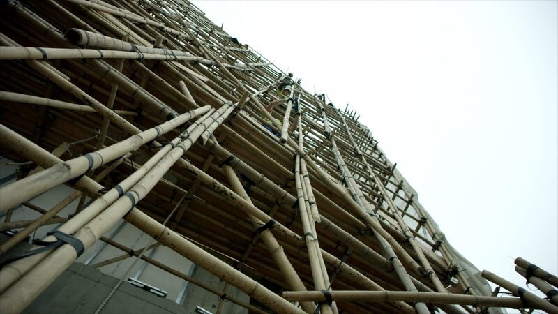 Tsim Sha Tsui, Hongkong: Hochqualifizierte Bambusingenieure bauen ein Bambusgerüst für den Bau einer der teuersten Neuentwicklungen in Hongkong, Victoria Dockside. Bambus wird auch bei einigen der Hightech-Neuentwicklungen in Hongkong verwendet. – Bild: Copyright © The National Geographic Channel.