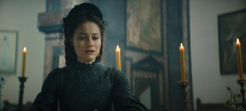 Sisi (Dominique Devenport) und Kaiser Franz (Jannik Schümann) betrauern den Tod ihrer Tochter Sophie. – Bild: ORF/​Beta Film/​RTL /​Story House Pictures