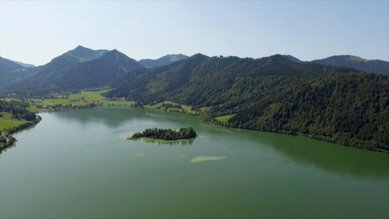 Bayrische Inselgeschichten – Schliersee Der Schliersee mit Insel – Bild: SRF/​BR/​TELLUX FILM GmbH