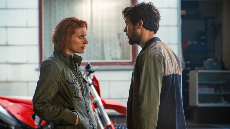 Rita Decker (Lisa-Lena Tritscher) unterhält sich mit ihrem Bruder Leo (Daniel Langbein) im Hof ihrer Werkstatt. – Bild: ORF/​Mona Film/​Tivoli Film/​Jovan Stevanovic