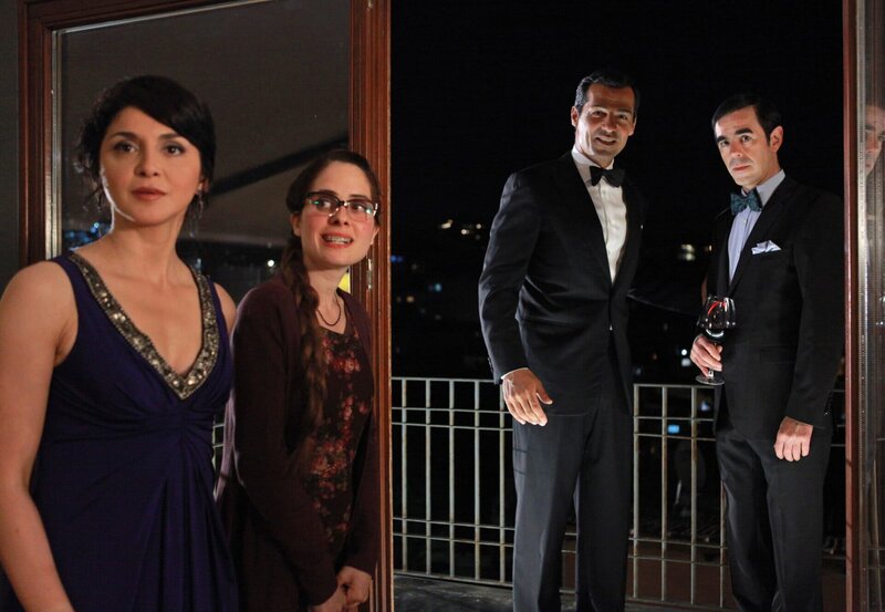 02:45 Uhr im ERSTEN. Mehmet Özakin (Erol Sander, 2.v.re.) und seine Frau Sevim (Sascha Ö. Soydan, li.) wollen zusammen mit Mustafa Tobul (Oscar Ortega Sanchez) und der Praktikantin Aylin (Silay Ünal) in die Oper gehen. – Bild: ARD Degeto/​Gökce Pehlivanoglu