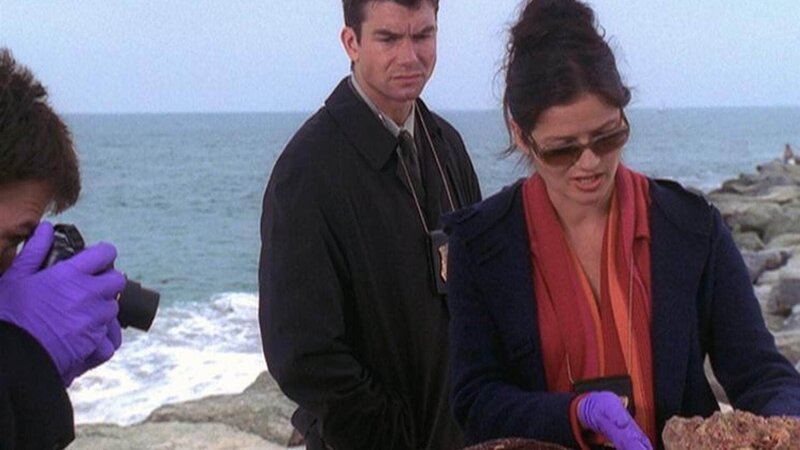 Jordan (Jill Hennessy) entdeckt am Hinterkopf der Wasserleiche eine Wunde, die darauf hindeutet, dass es sich hier um einen Mord handelt. Ein Fall für Detective Hoyt (Jerry O’Connell). – Bild: TVNOW /​ NBC Universal.