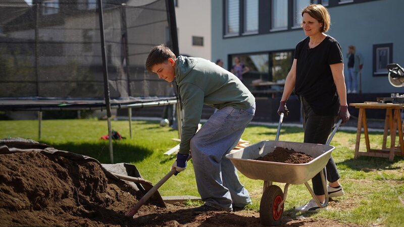 Katja und Max Golly bepflanzen ihren durch die Flut an der Ahr zerstörten Garten neu. – Bild: Leif Stange /​ ZDF