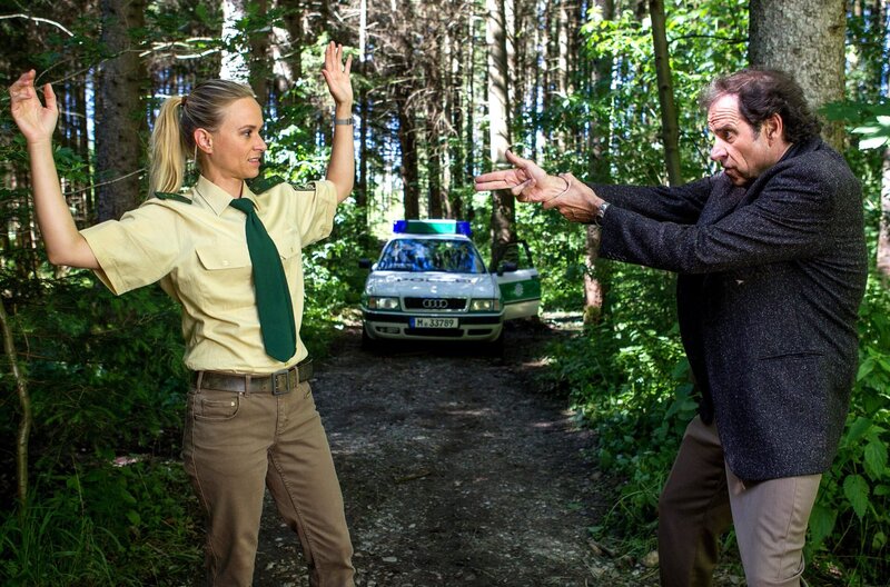 Staller (Helmfried von Lüttichau, l.) stellt mit Sonja (Annett Fleischer, r.) eine Geiselnahme nach und demonstriert wie er sie erschießen würde. – Bild: ARD/​TMG/​Chris Hirschhäuser